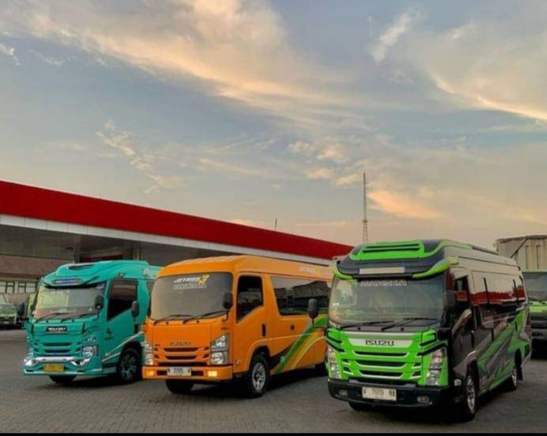 Tukli mushukni yalash onlayn ruscha porno Bir partiya fotosuratida külotsiz xotini